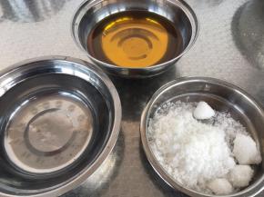 准备好20克熟油、20克白糖、凉水和面。