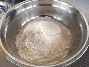 先和水面，350克 面粉、放入备好的白糖20克。