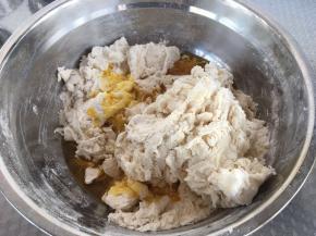 用凉水先将面粉搅拌成面絮，再加入20克油。