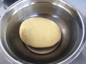 将面和成光滑的面团，软硬适中即可。