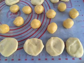 将水面和油酥面等分成小剂子。