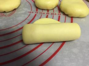 水面包上油面，上下擀成薄饼，从一头卷起再次擀成饼。