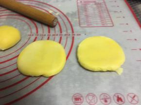 在轻轻的擀成薄饼。