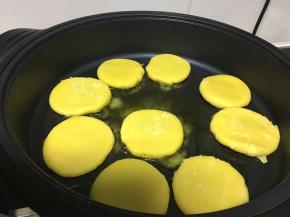 平底锅加热放少许油，放入饼坯。