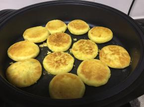 小火慢慢的烙至两面金黄熟透出锅。