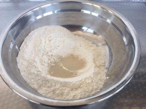 准备面粉350克、酵母3克。