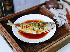 鱼熟，我没有将汤汁收干，有点汤汁才好吃，盛出装入盘中，撒上葱花，红辣椒点缀。