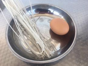 准备鸡蛋一个、粉条约100克。