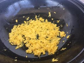 鸡蛋打散炒熟，直接炒成小块状。