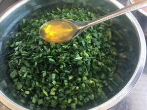 韭菜洗净控干水分切碎，放入熟油拌好，这样韭菜不易出水。