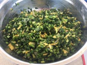 将馅拌均匀备用。