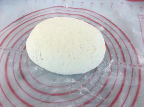 将醒发好的面团揉匀排气。