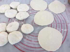 分成小剂子，擀成薄饼，要比饺子饼厚。
