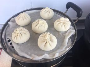 蒸锅水上汽，把包好的包子白入锅中，盖上锅盖，锅开蒸20分钟即可出锅。