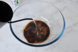 先取热水，将咖啡冲开。这时咖啡的香气就散开了，非常的香。