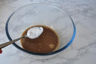 再加入牛奶，牛奶常温的就行，正好可以让咖啡的温度降下来，然后再放糖。加入糖后搅拌溶化，可以尝一下牛奶咖啡的味道，我喜欢带有微苦的味道，如果喜欢甜的，可以增加糖量。