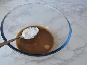 再加入牛奶，牛奶常温的就行，正好可以让咖啡的温度降下来，然后再放糖。加入糖后搅拌溶化，可以尝一下牛奶咖啡的味道，我喜欢带有微苦的味道，如果喜欢甜的，可以增加糖量。