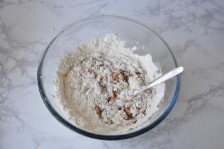 加入面粉和酵母，鸡蛋，我用了低筋面粉和中筋面粉两种，您也可以选择高粉，或者直接用中粉都行，每一种粉的口感都不同，有的脆硬，有的松软。