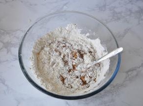 加入面粉和酵母，鸡蛋，我用了低筋面粉和中筋面粉两种，您也可以选择高粉，或者直接用中粉都行，每一种粉的口感都不同，有的脆硬，有的松软。