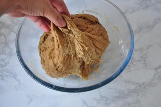 将面团揉匀，然后醒发至两倍大。这个季节的面团很好发酵，因为咖啡液也是温的，四十分钟左右就能达到想到的状态了。