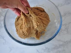 将面团揉匀，然后醒发至两倍大。这个季节的面团很好发酵，因为咖啡液也是温的，四十分钟左右就能达到想到的状态了。