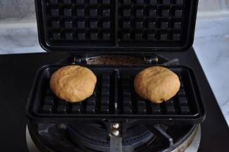 华夫饼模具刷上点油，预热后将面团放入，自已掌握好火候，上色后即可取出。记得火不要太大哦。