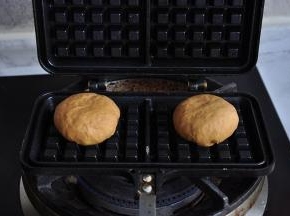 华夫饼模具刷上点油，预热后将面团放入，自已掌握好火候，上色后即可取出。记得火不要太大哦。