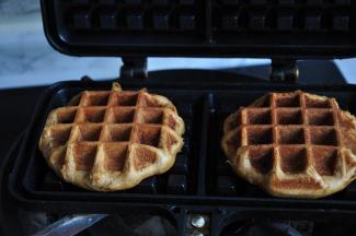 2-3分钟，一般闻到香味看到机器冒烟就差不多好了，可以中途打开看一看，记得不要烤过头哦。