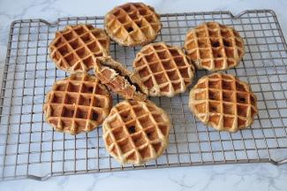 7出锅后晾至温热，这时吃最好哈，外皮脆脆的香香的。