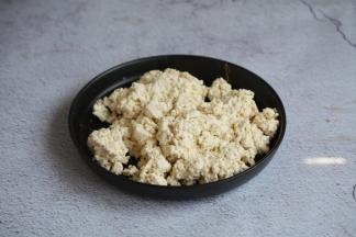 将豆腐碾压成泥。