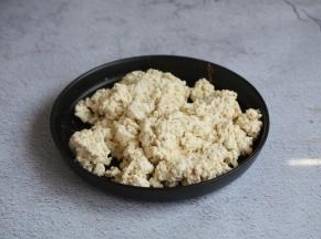 将豆腐碾压成泥。