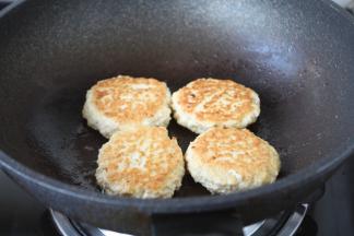 将两面煎成金黄色。