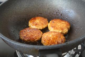 丢3g左右的白糖进去，小火将鸡肉豆腐饼的两面微微烧一下。