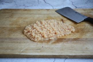 把鸡小胸肉剁成肉泥。