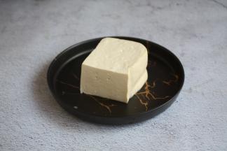 准备一块卤水豆腐。