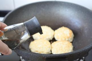 倒入1勺的酱油。