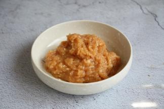 将它们朝一个方向搅打均匀至有粘稠性。