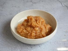 将它们朝一个方向搅打均匀至有粘稠性。