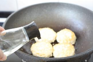 沿锅边烹入1勺的白糯米酒。