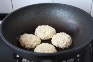 锅烧热，在锅底抹一层油，当油温3成热时放入鸡肉豆腐饼，小火煎制。