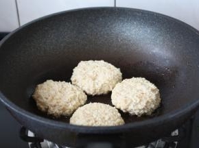 锅烧热，在锅底抹一层油，当油温3成热时放入鸡肉豆腐饼，小火煎制。