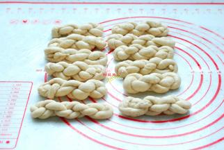 其他的面团都要这样做成麻花形状，然后盖上保鲜膜，让麻花饧发20分钟，变胖。醒发这一步很重要，这是让麻花松软的关键，这个步骤不能少。