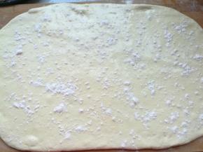 然后均匀地撒上一层面粉，这个步骤不能少，这是让椒盐饼，起层的关键一步。