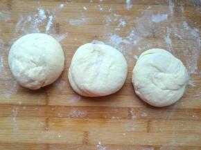 从靠近自己的一侧卷起来，分成大小相同的剂子。剂子的大小根据自家锅大小而定。