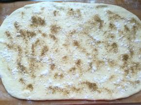 再撒上一层椒盐粉，我这个椒盐粉是买的，很咸，注意要适量，不能撒太多，如果自己做的可以自己把握。