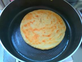 平底锅烧热，刷上适量的食用油，面饼擀成饼坯，放进锅里，中火烙成两面金黄就好了。烙制椒盐饼的时候记得要加盖子，防止椒盐饼失去水分过多而变得干硬。