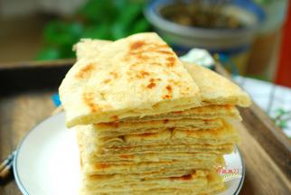 又香又软的椒盐饼就烙好了，记住这几个小窍门，不管烙什么饼都好吃。