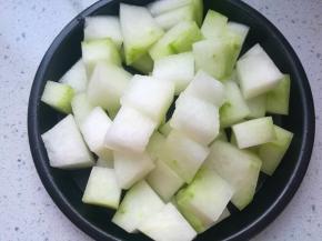 准备好所需要的食材，以免制作时手忙脚乱。第一步先来处理冬瓜，冬瓜去掉厚厚的外皮清洗干净，切成大小合适的方块，稍微大一些最好，切块太小的话，炖煮时间稍微长一些就找不到了。