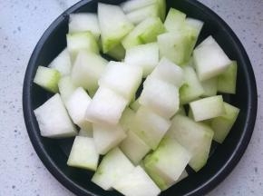 准备好所需要的食材，以免制作时手忙脚乱。第一步先来处理冬瓜，冬瓜去掉厚厚的外皮清洗干净，切成大小合适的方块，稍微大一些最好，切块太小的话，炖煮时间稍微长一些就找不到了。