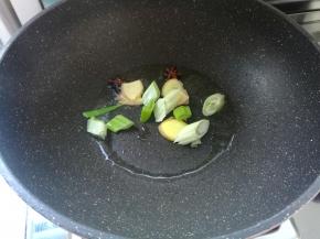 炒锅烧热，倒入适量的食用油，油热后，放葱段、姜片爆香锅底滴。